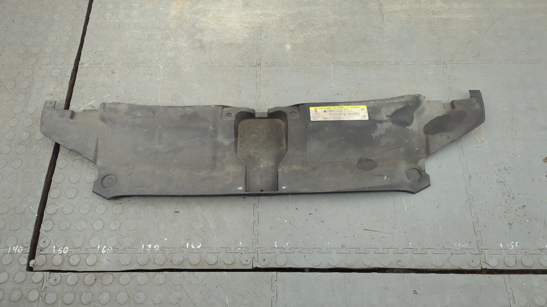 Кожух замка капота