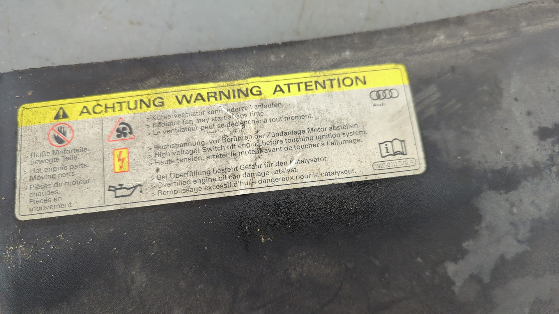 Кожух замка капота