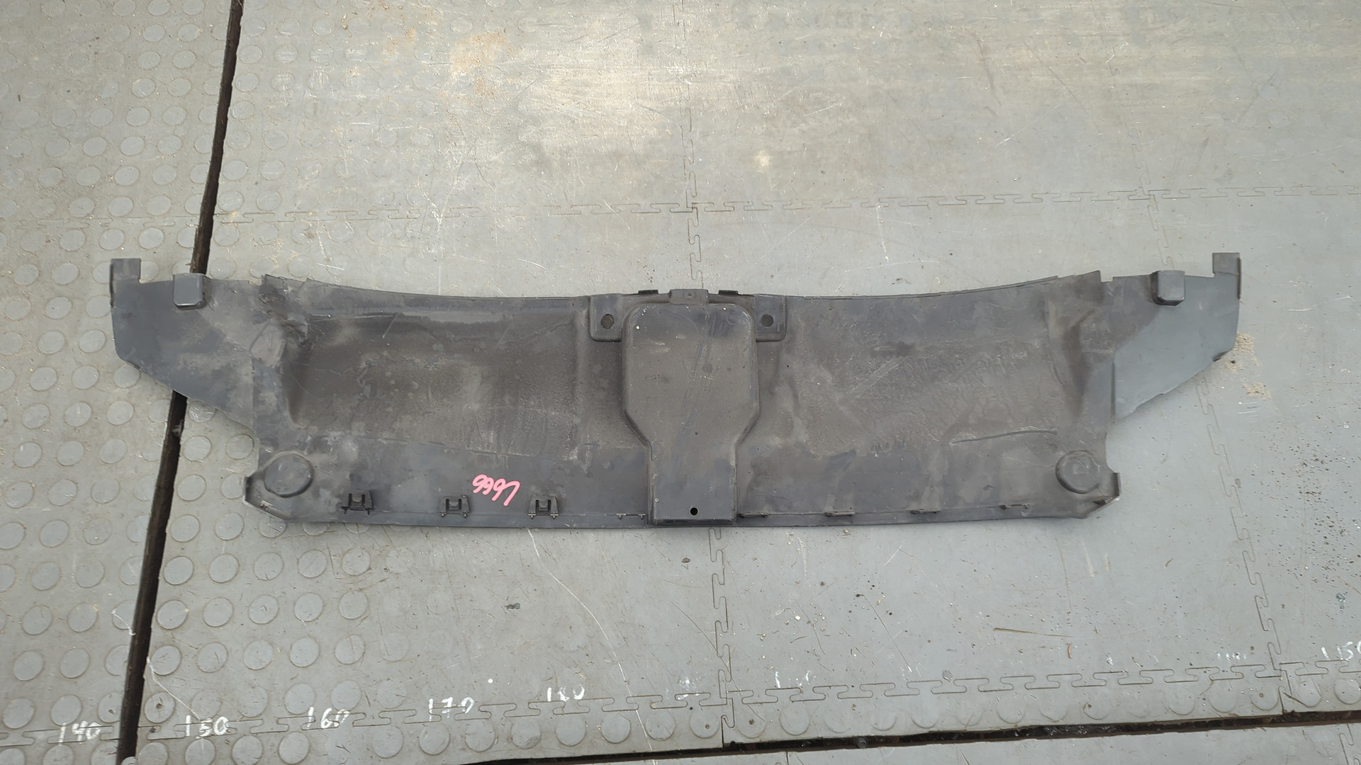 Кожух замка капота