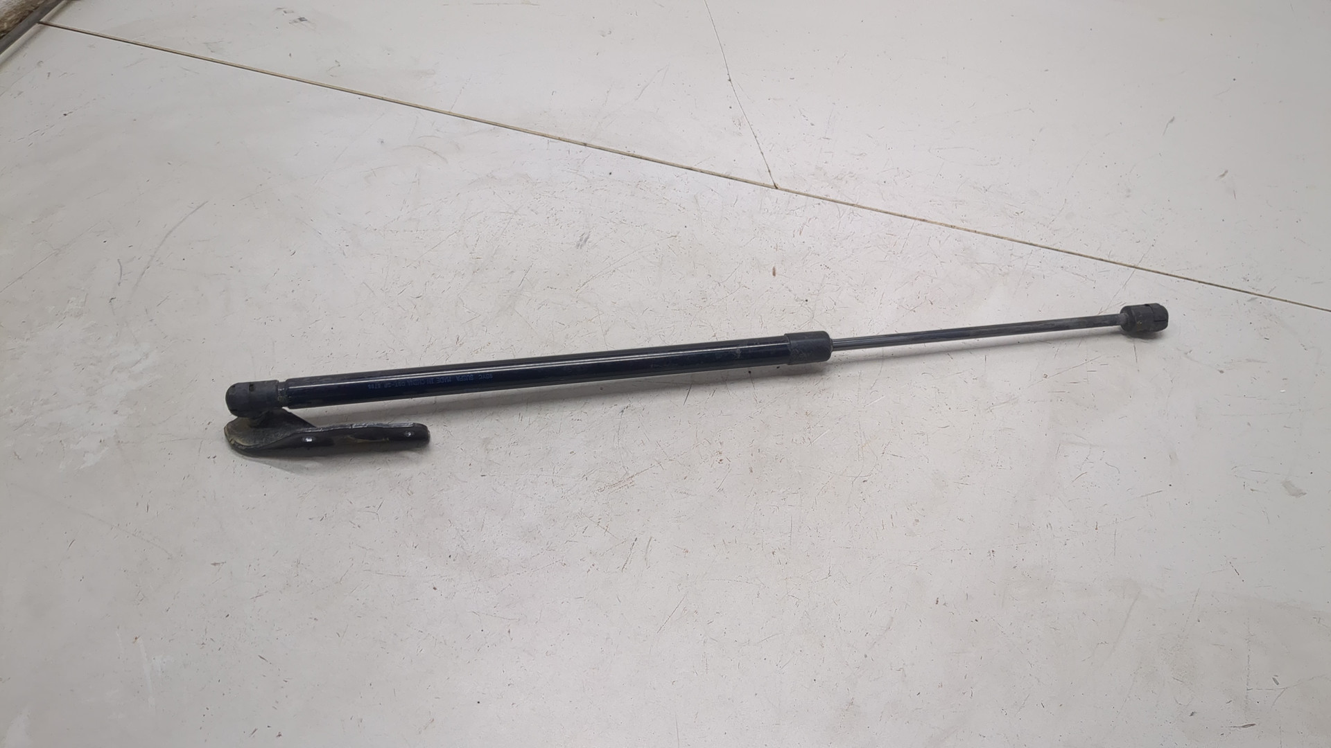 Амортизатор крышки багажника