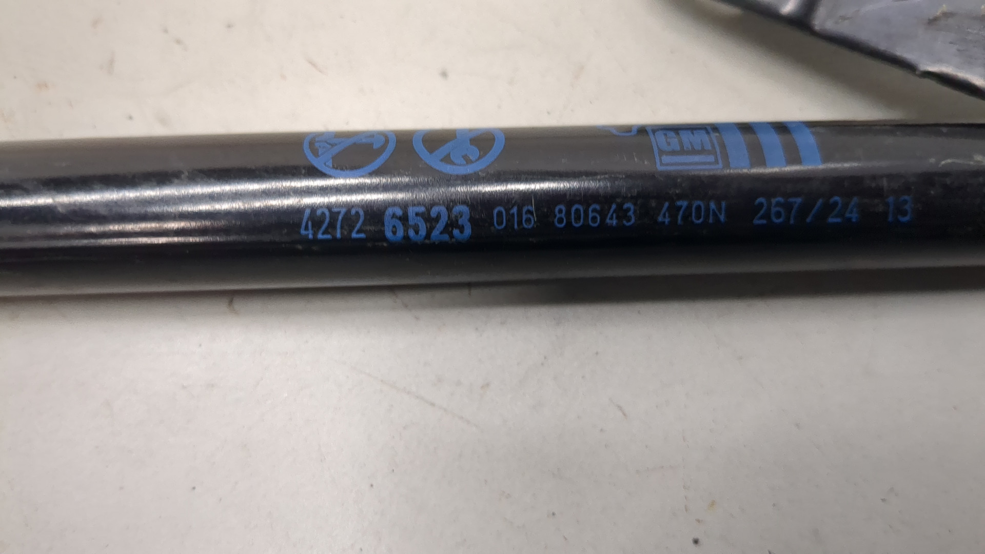 Амортизатор крышки багажника