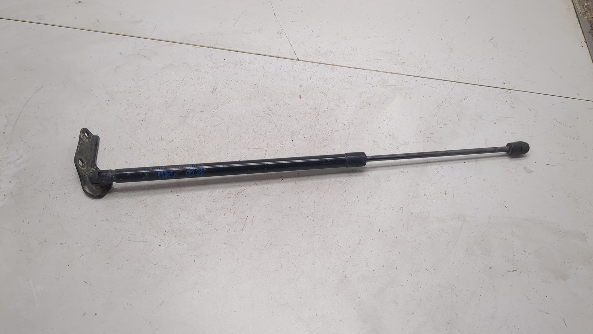 Амортизатор крышки багажника