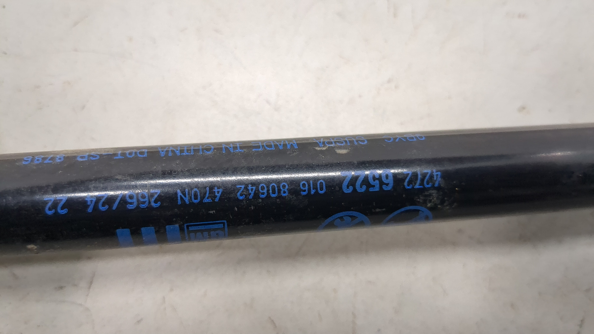 Амортизатор крышки багажника