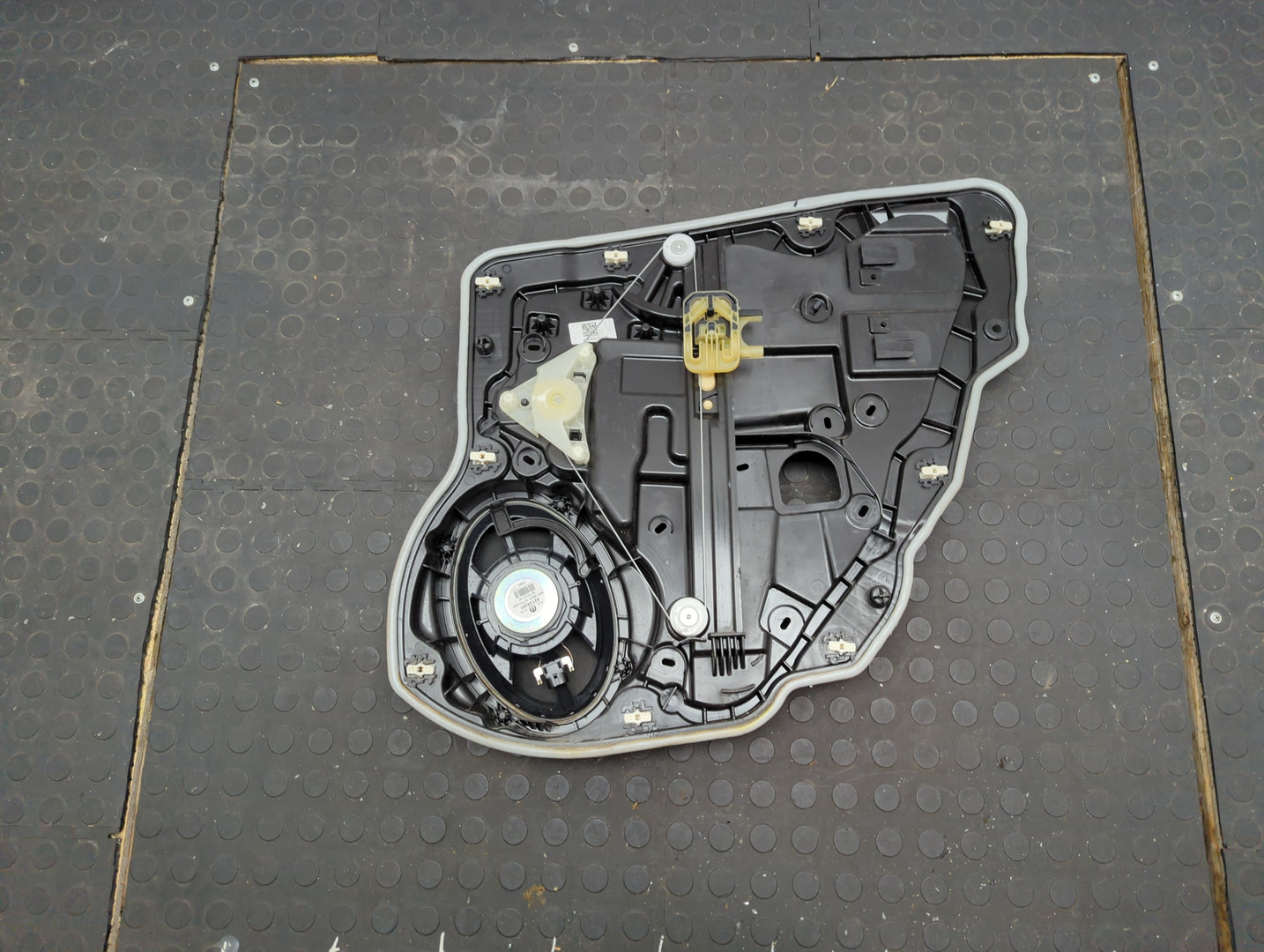 Стеклоподъемник электр. задний левый