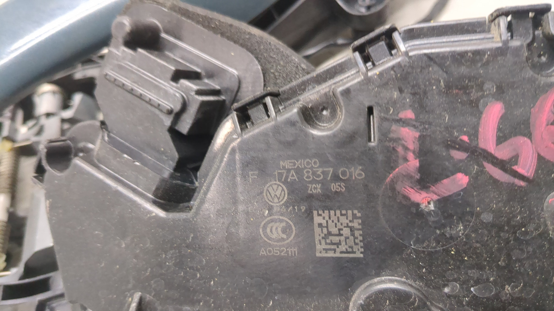 Замок двери передней правой