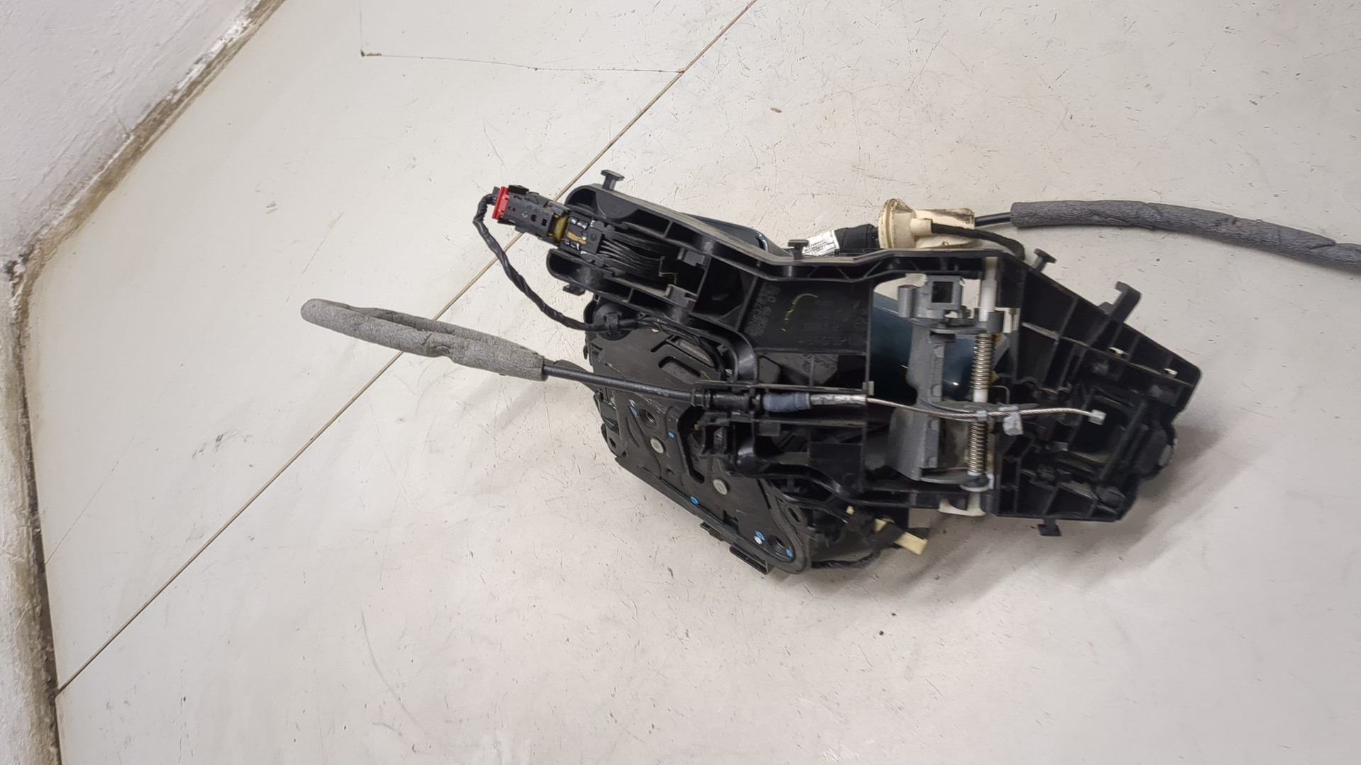 Замок двери передней правой