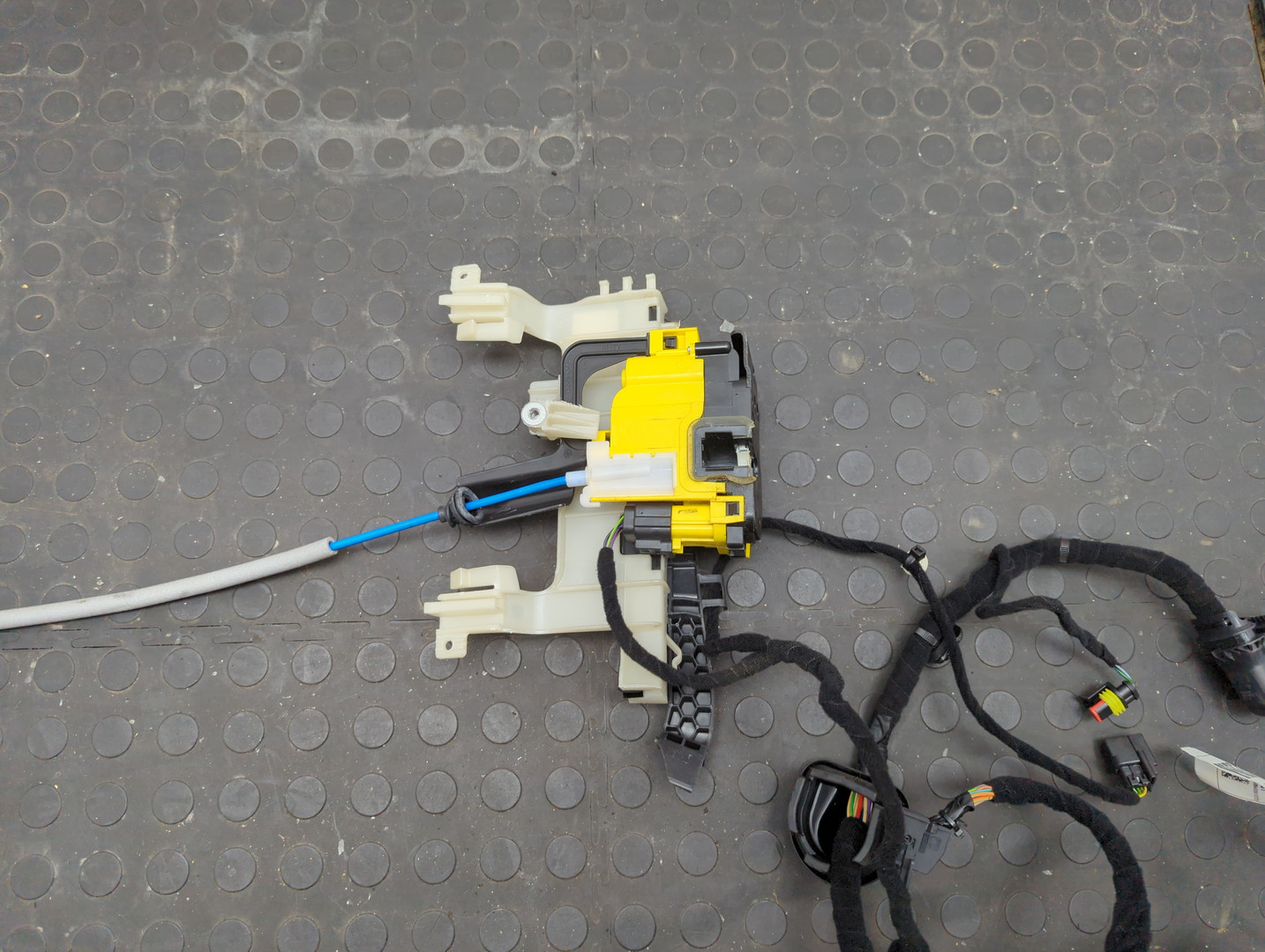 Замок двери передней левой