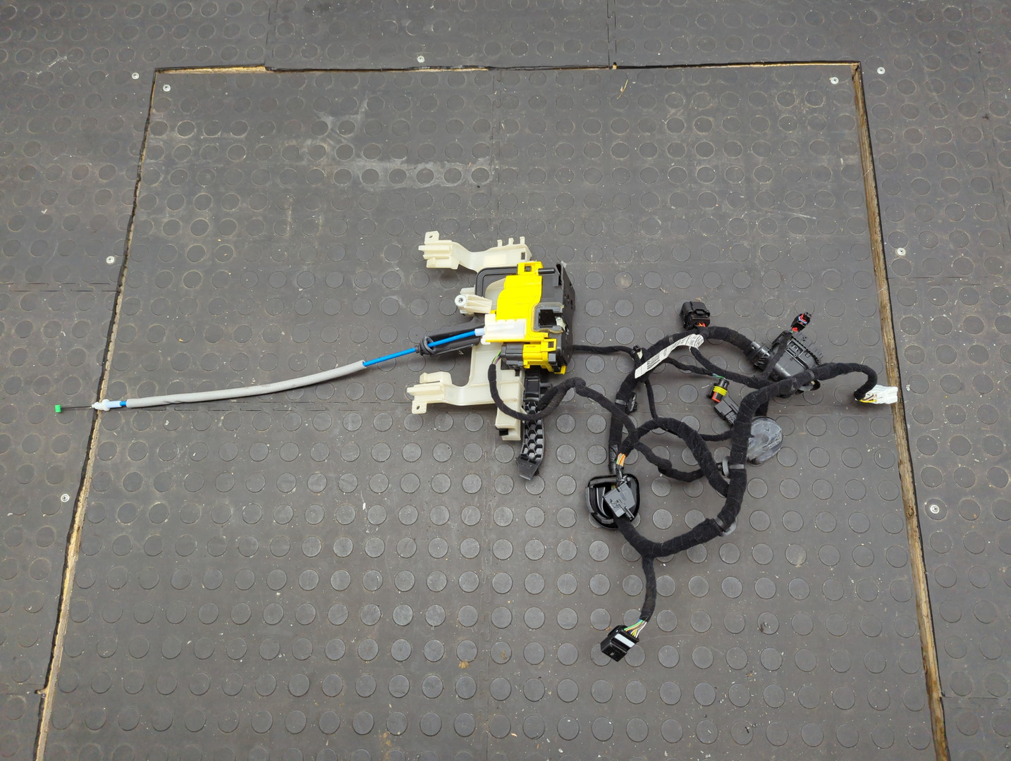 Замок двери передней левой