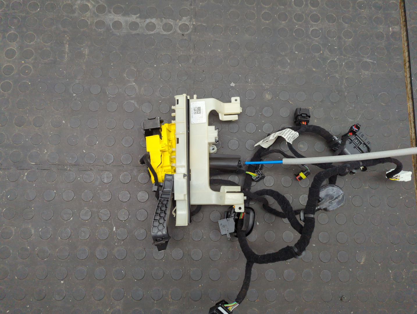 Замок двери передней левой