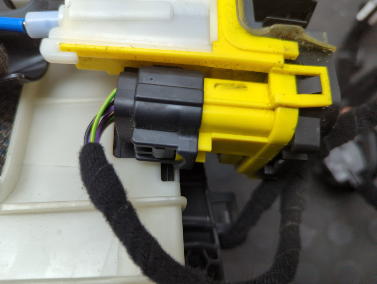 Замок двери передней левой