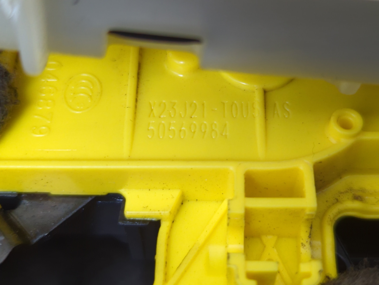 Замок двери передней левой