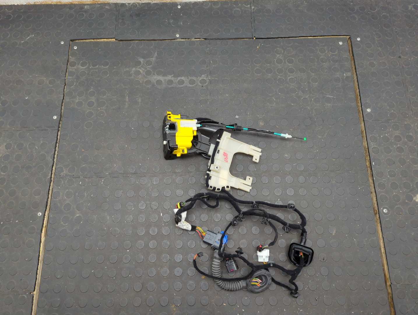 Замок двери задней левой