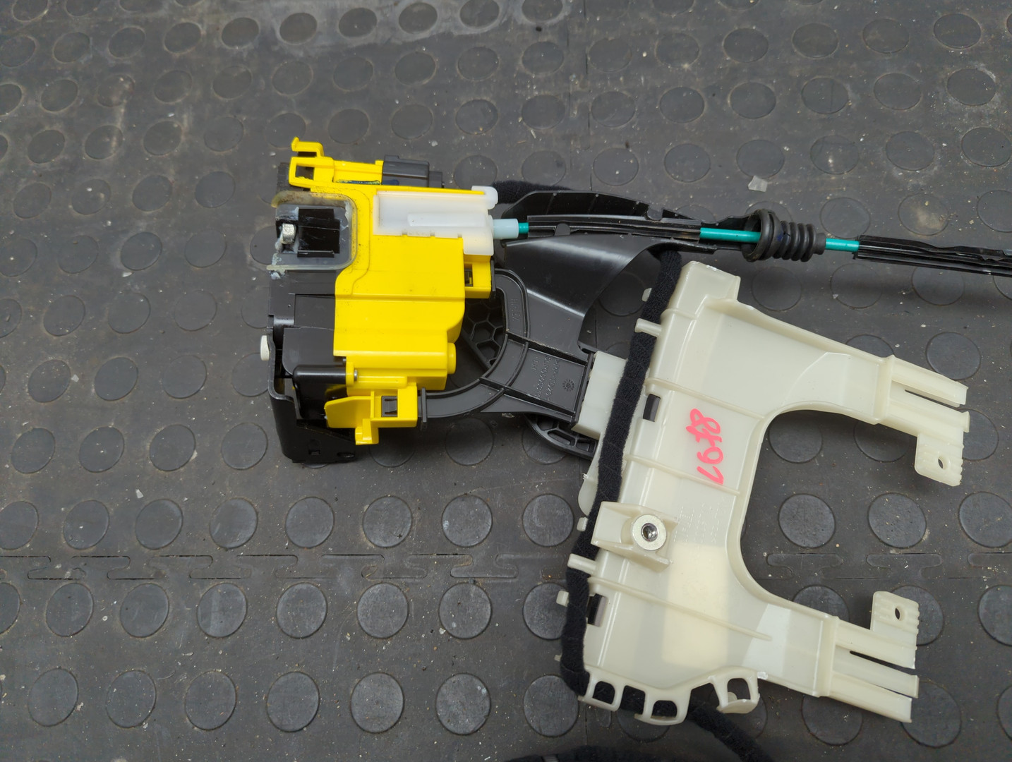 Замок двери задней левой