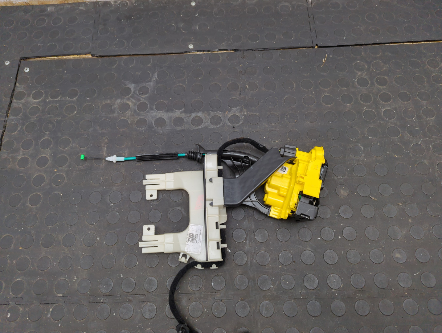 Замок двери задней левой