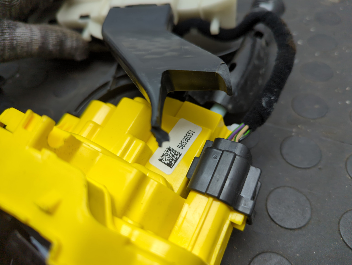 Замок двери задней левой