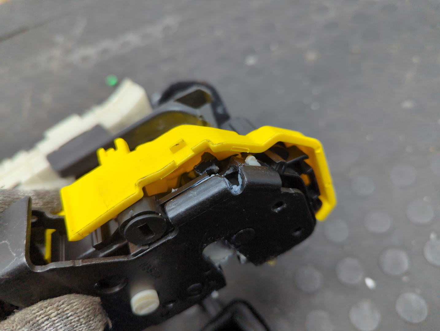 Замок двери задней левой