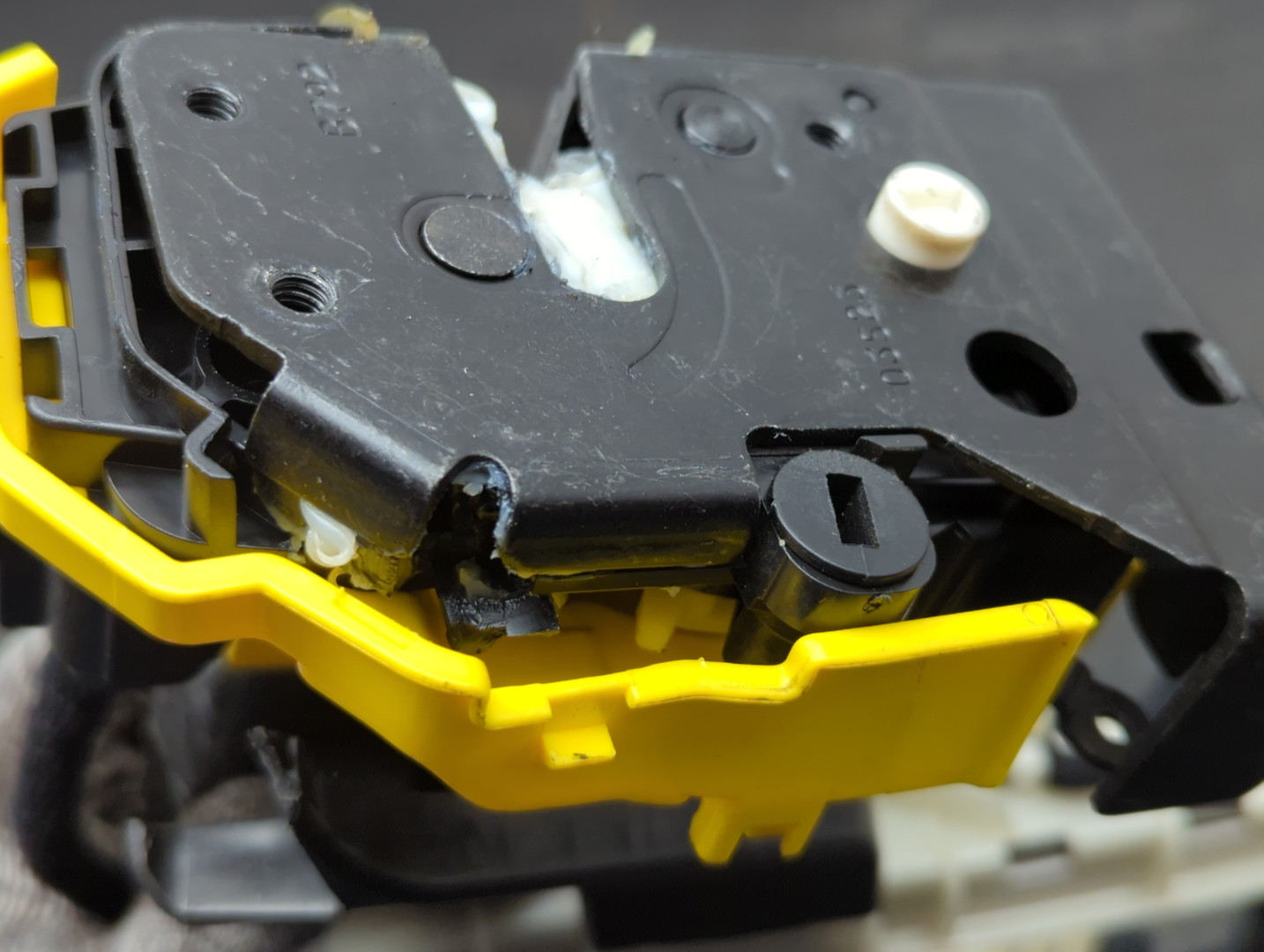 Замок двери задней левой