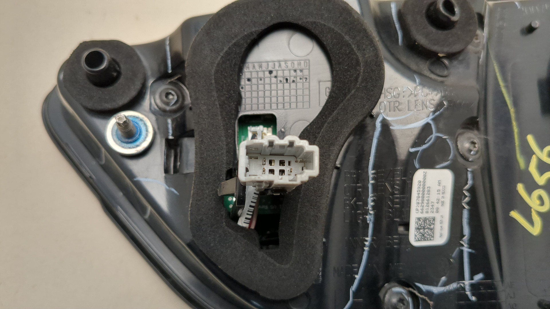 Фонарь задний внутренний левый