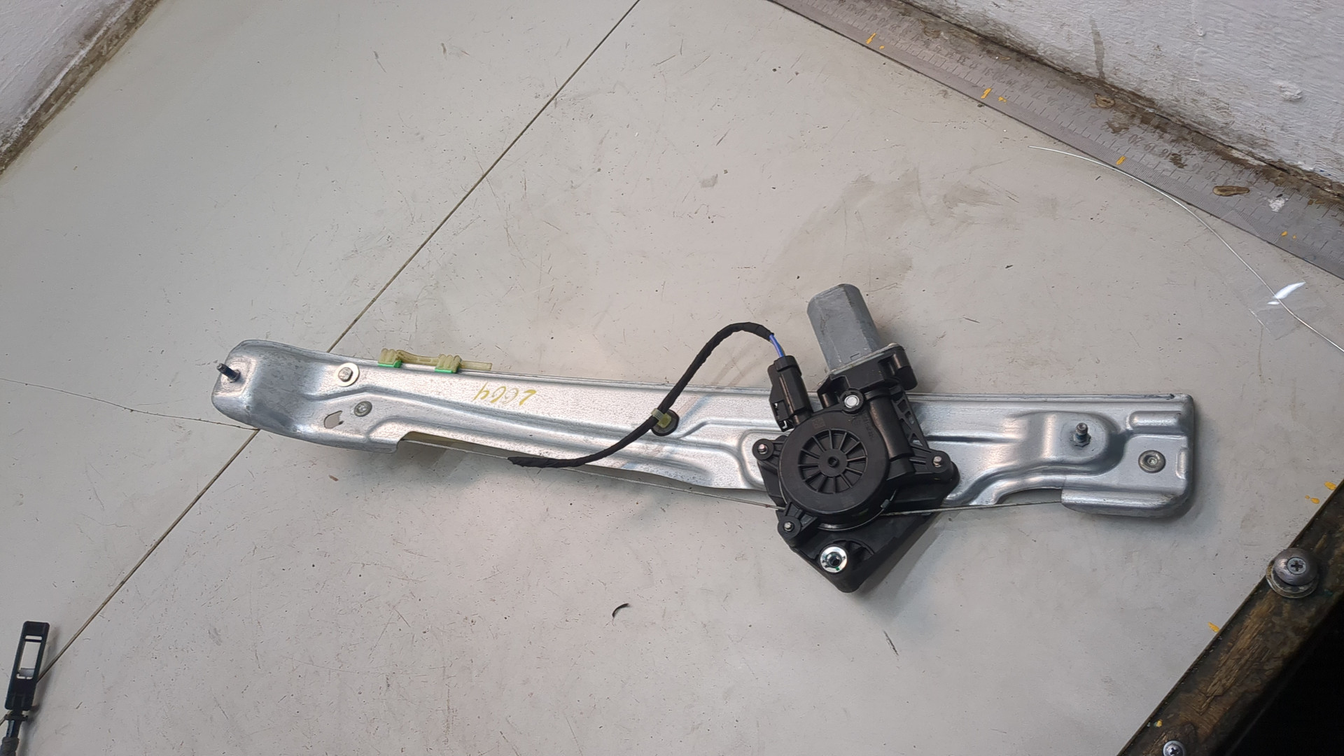 Стеклоподъемник электр. задний левый