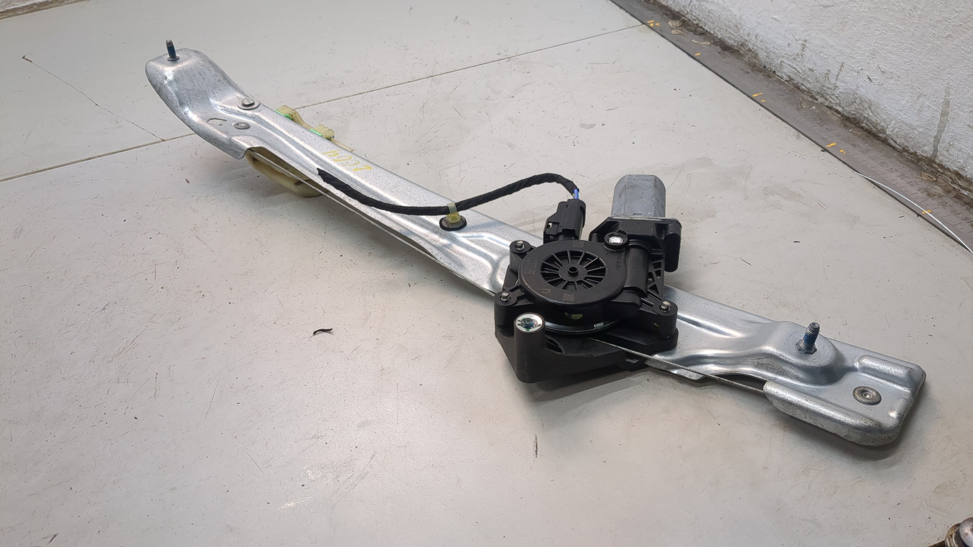 Стеклоподъемник электр. задний левый