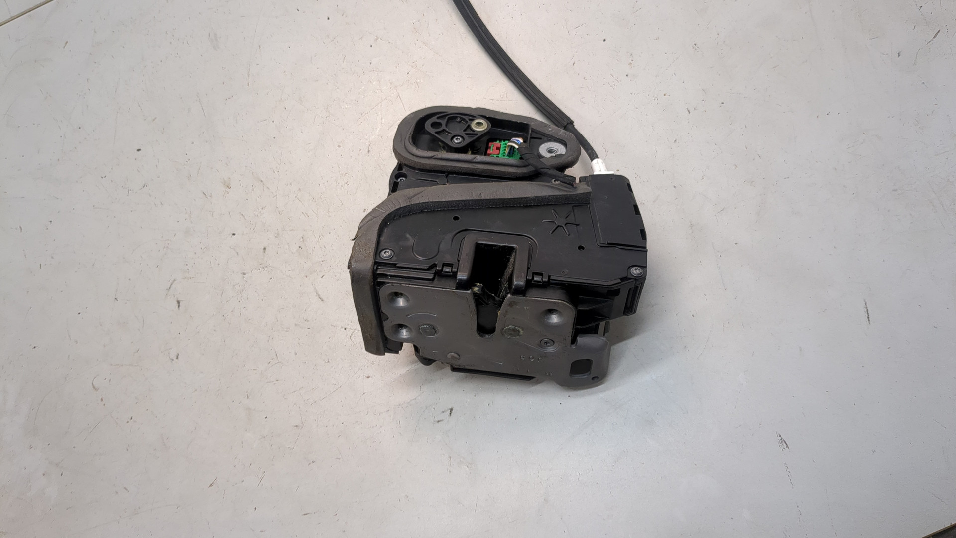 Замок двери передней левой