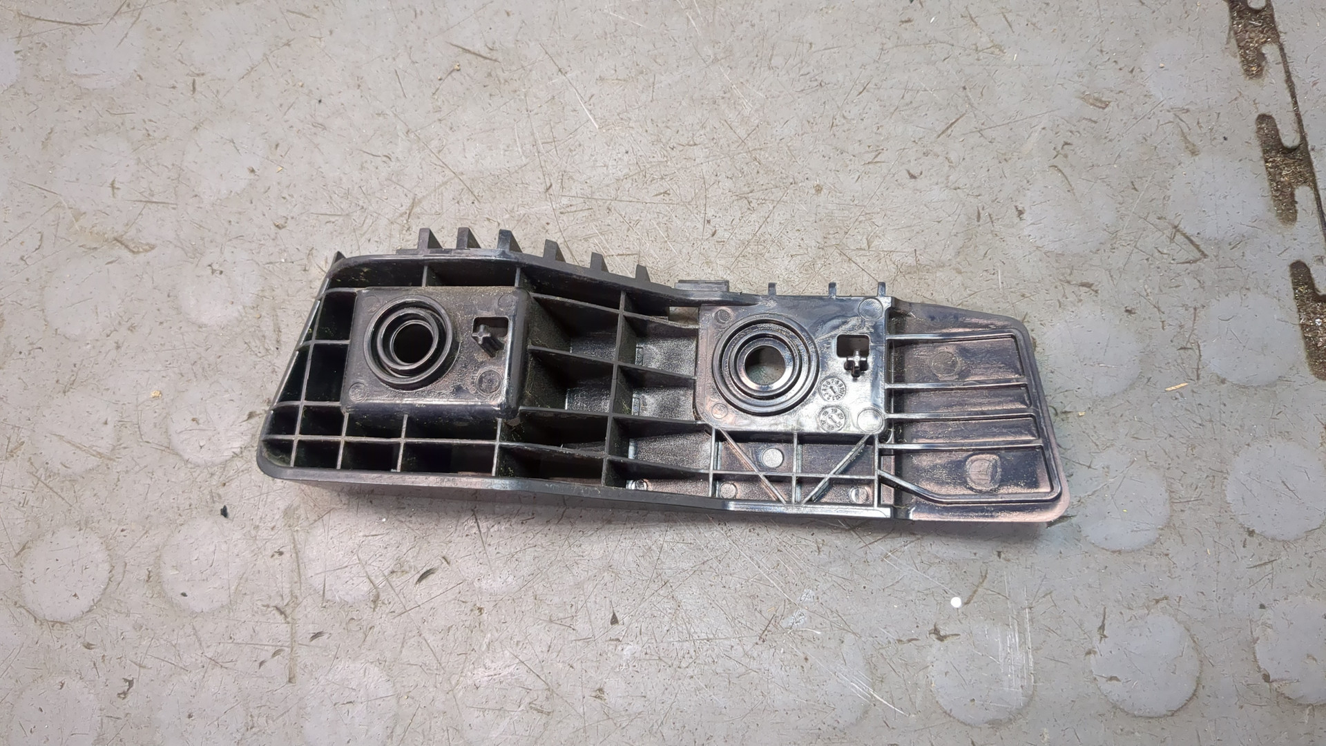 Кронштейн заднего бампера левый