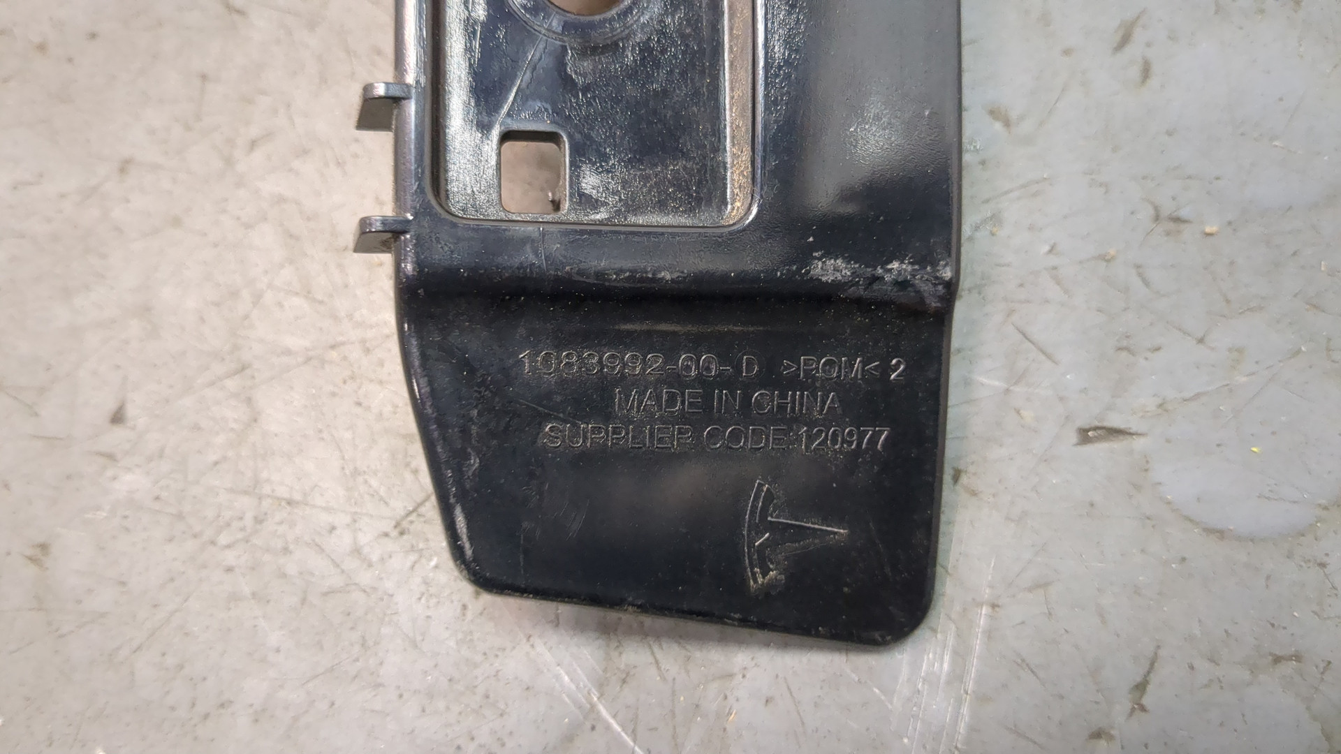 Кронштейн заднего бампера левый