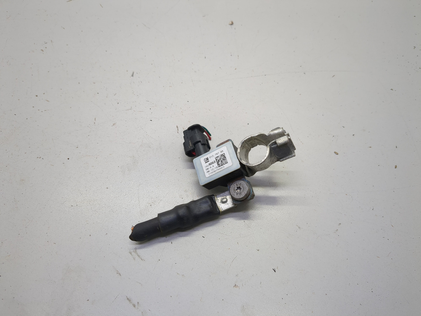 Клемма аккумулятора -