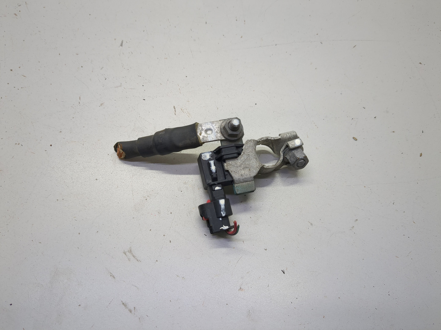 Клемма аккумулятора -