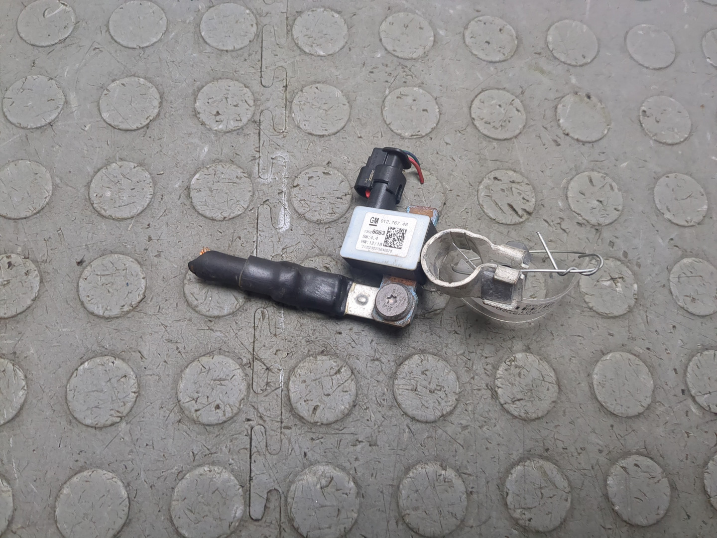 Клемма аккумулятора -