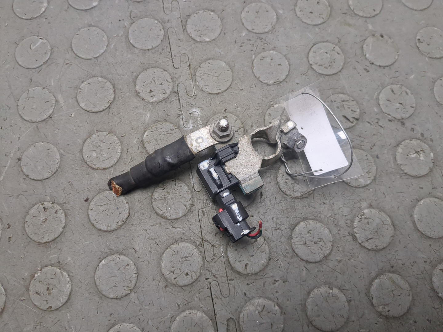 Клемма аккумулятора -