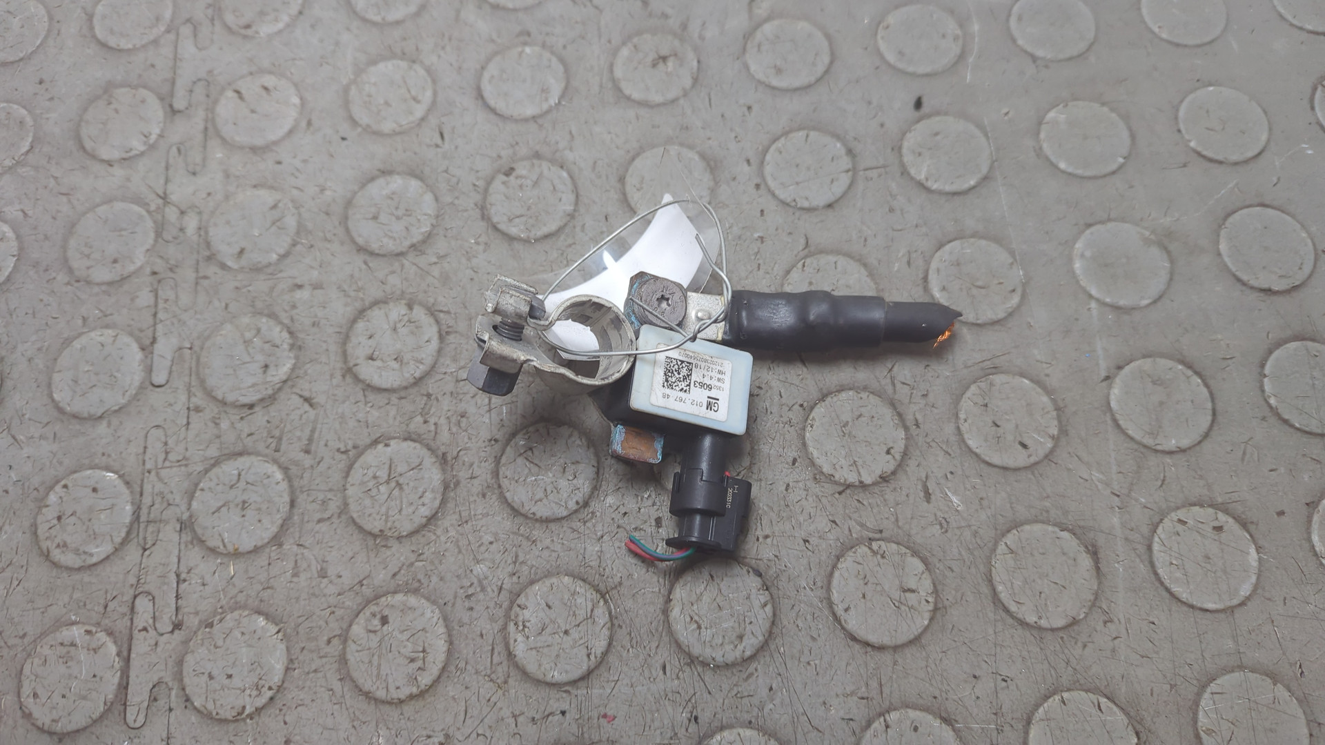 Клемма аккумулятора -