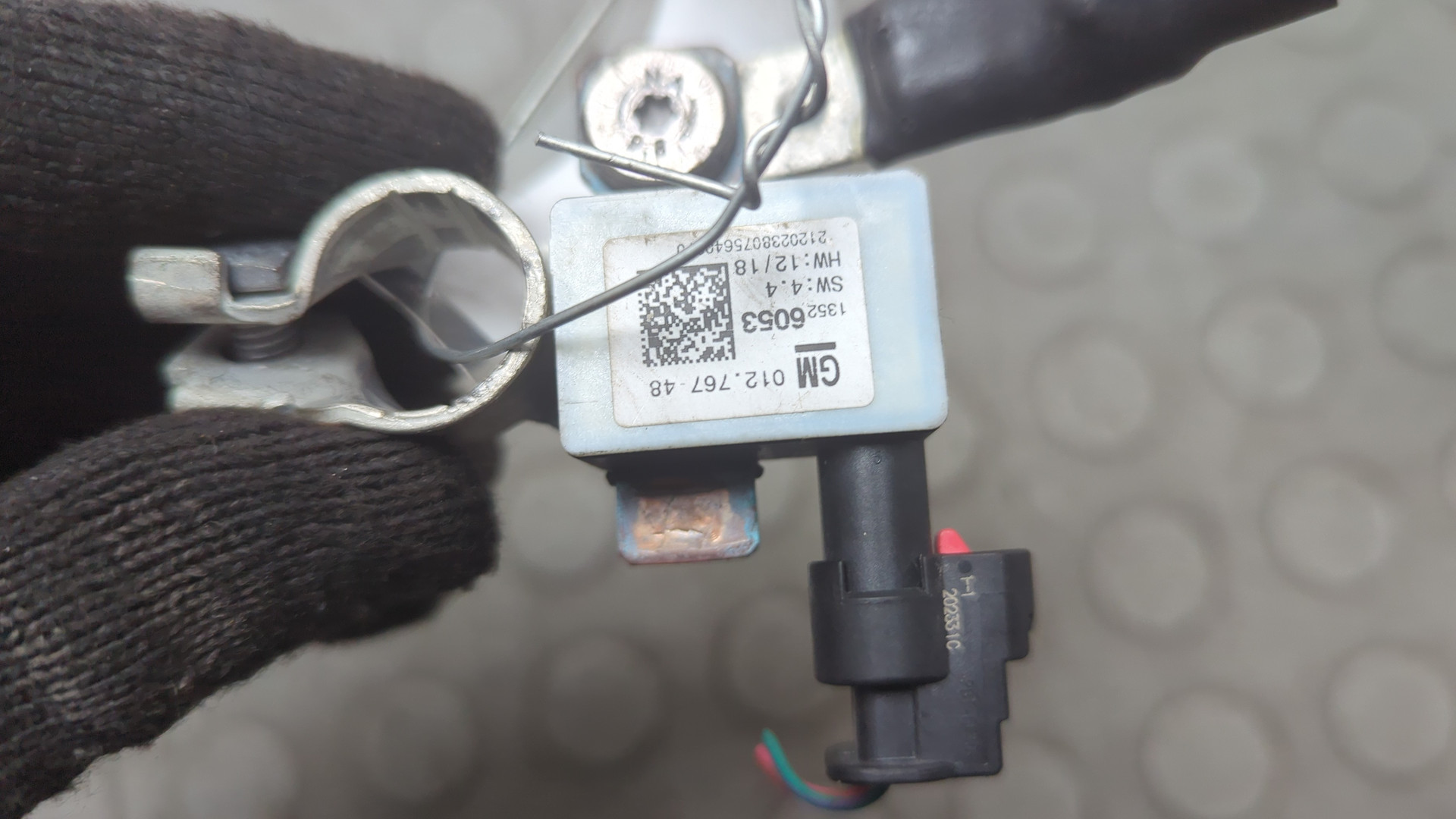 Клемма аккумулятора -