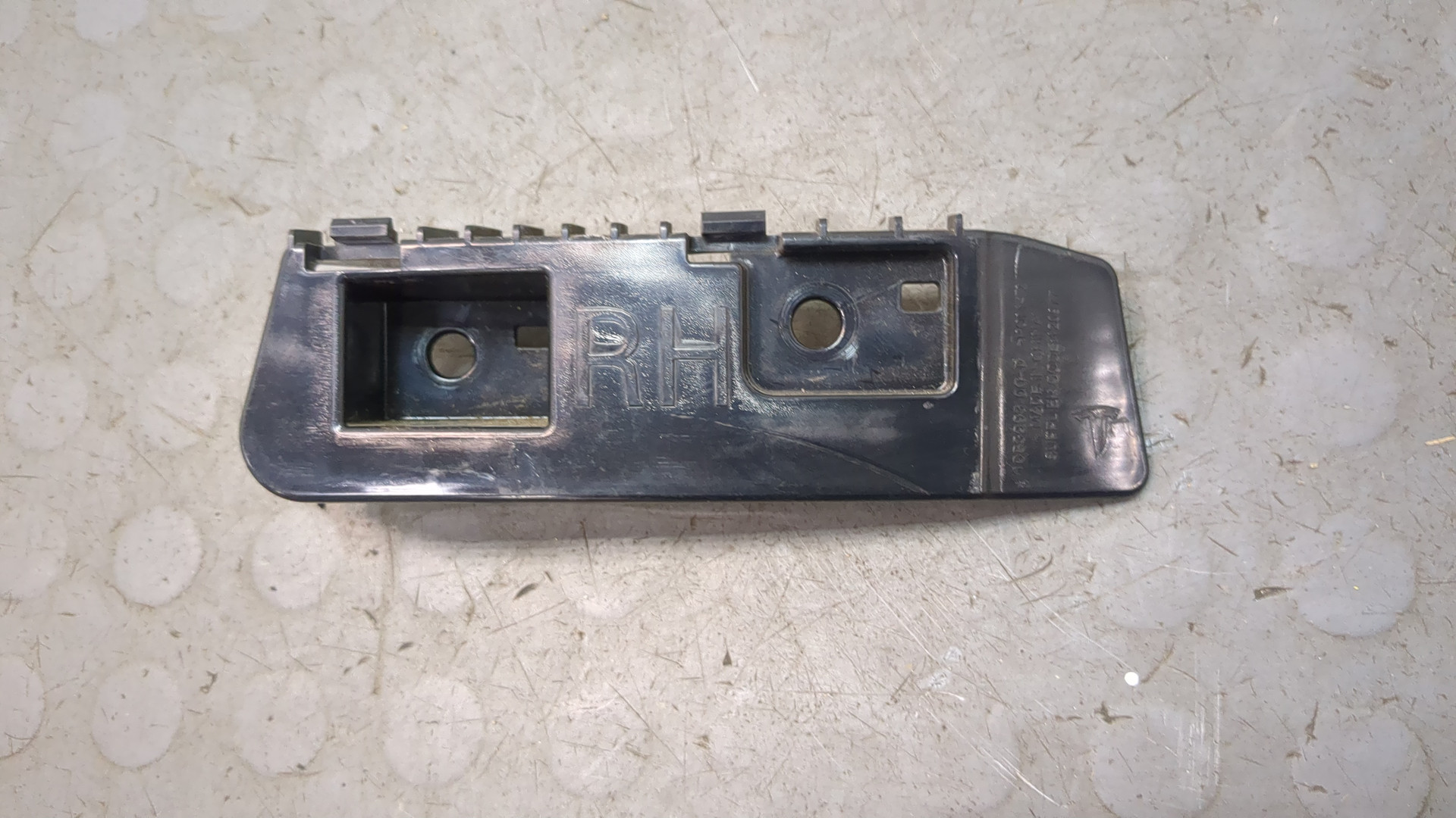 Кронштейн заднего бампера правый