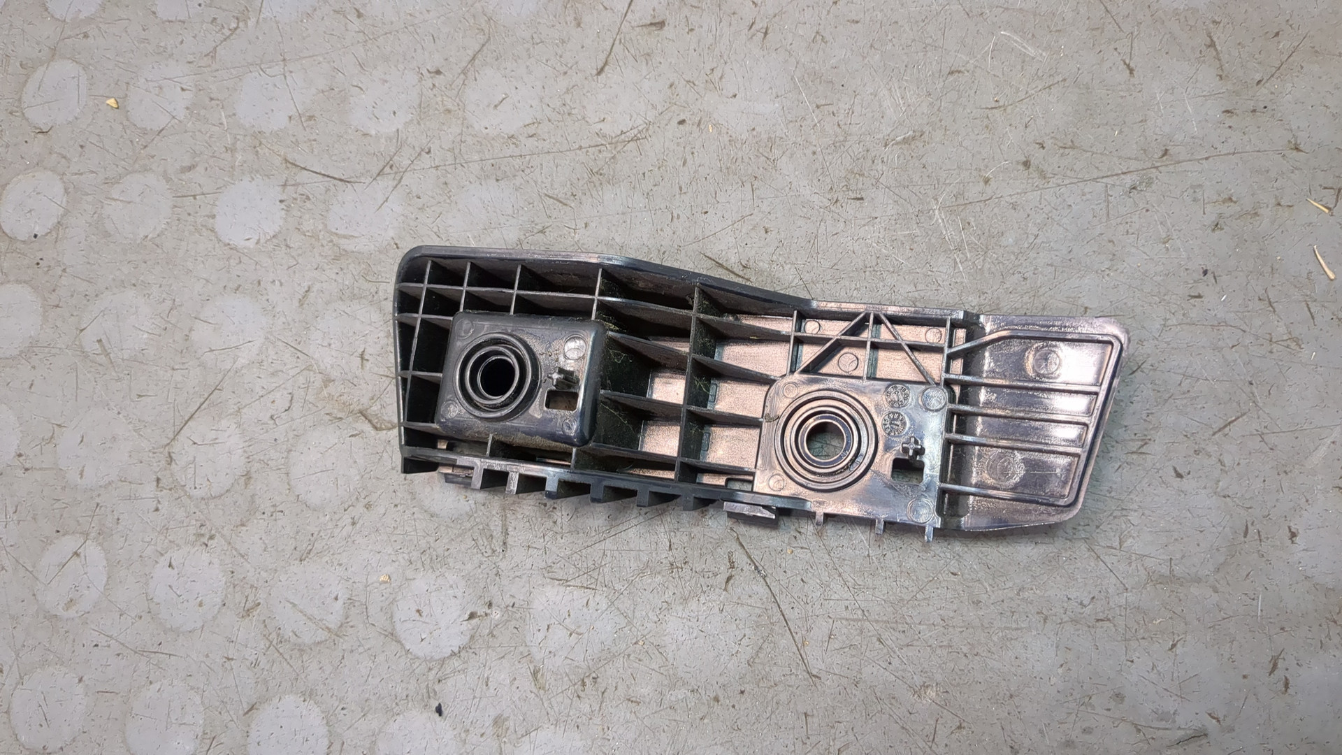 Кронштейн заднего бампера правый