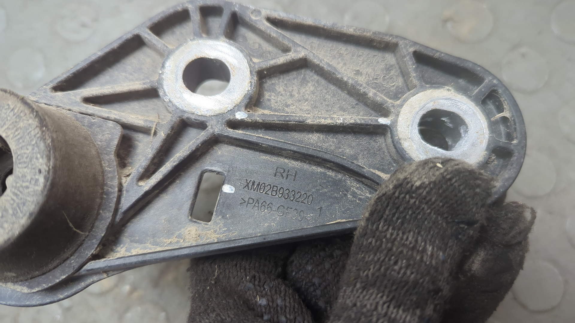 Кронштейн глушителя