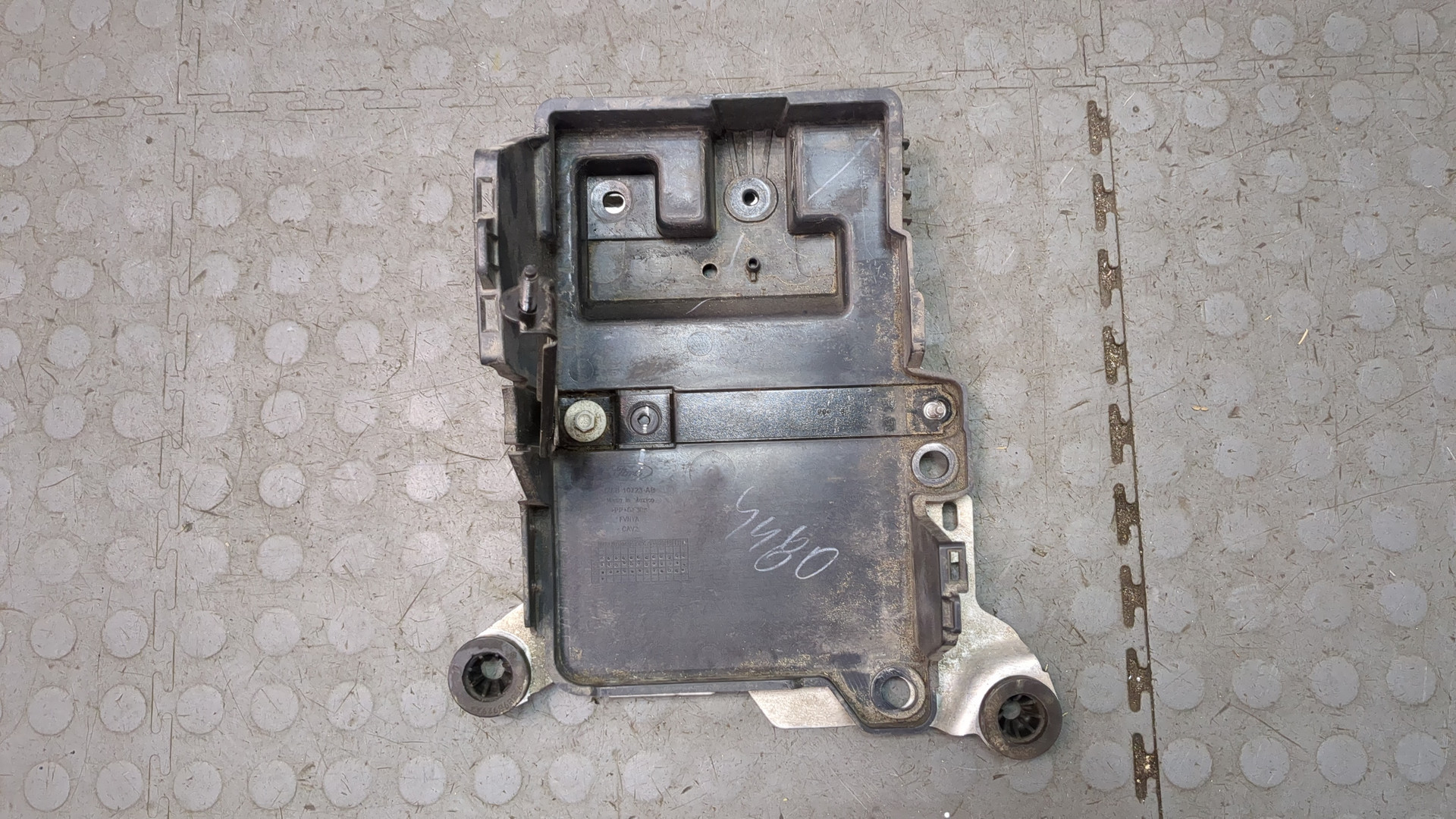 Площадка под аккумулятор (АКБ)