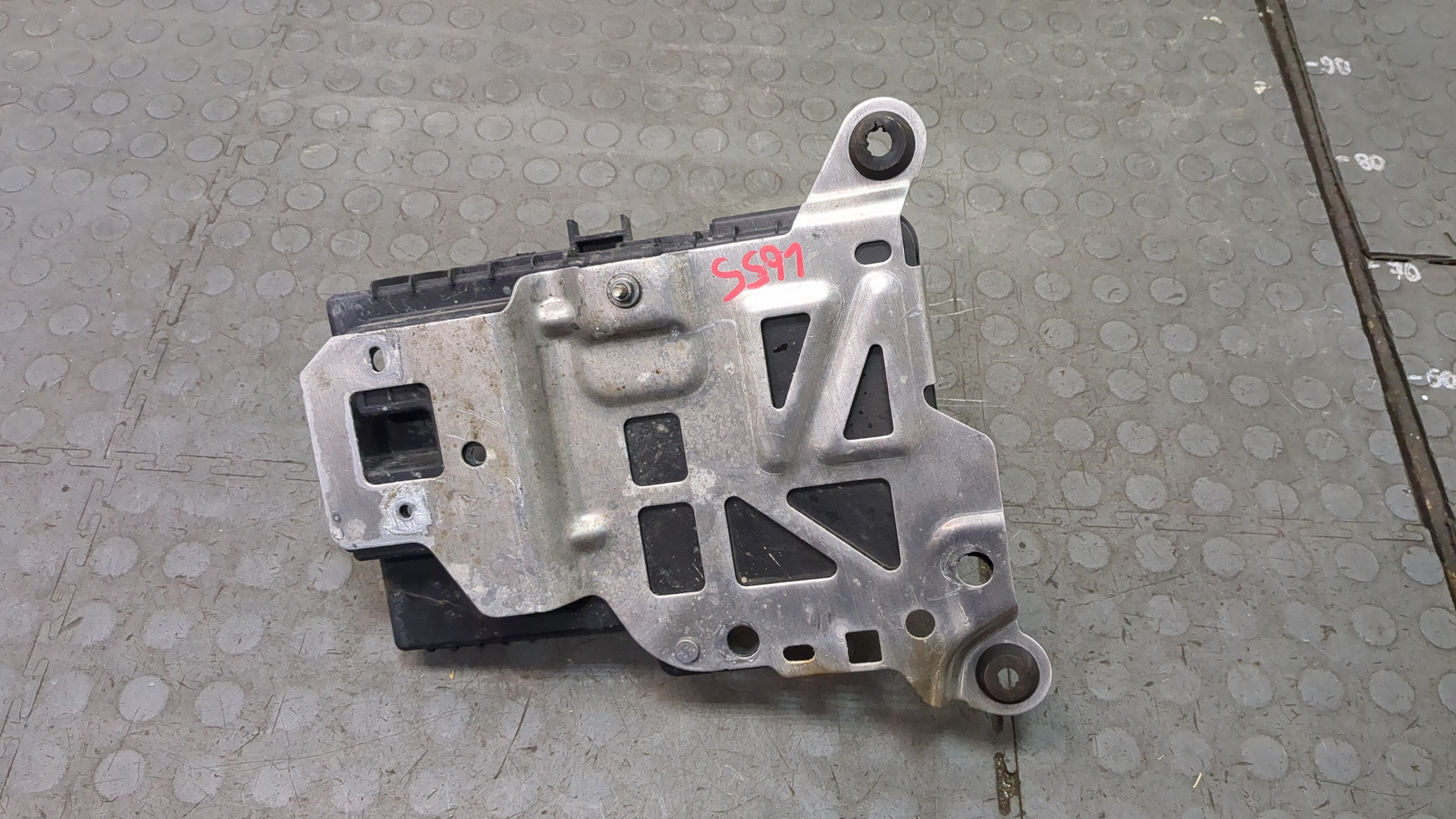 Площадка под аккумулятор (АКБ)