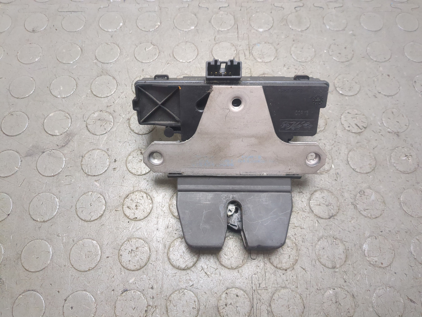 Замок багажника