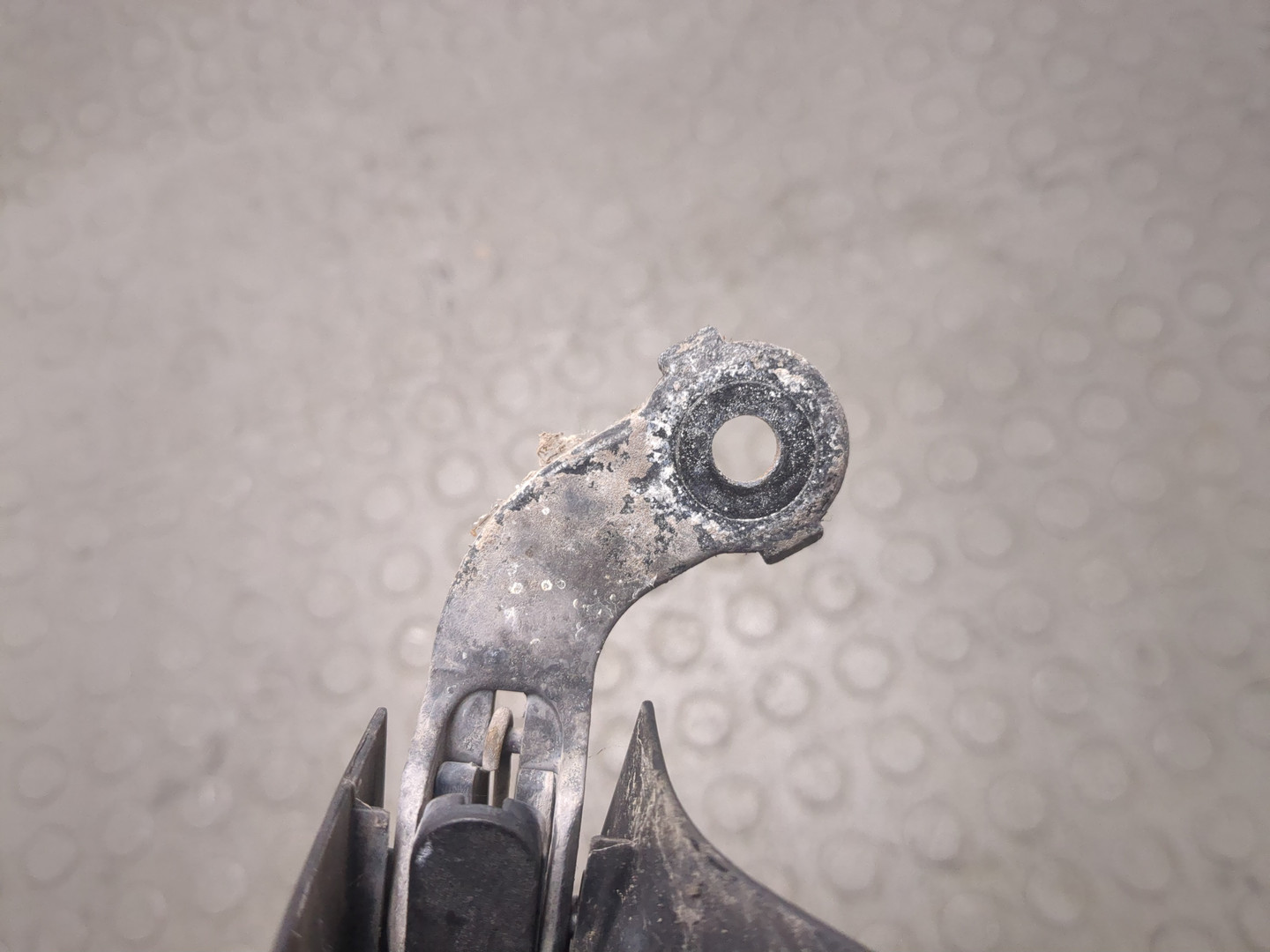 Поводок стеклоочистителя заднего