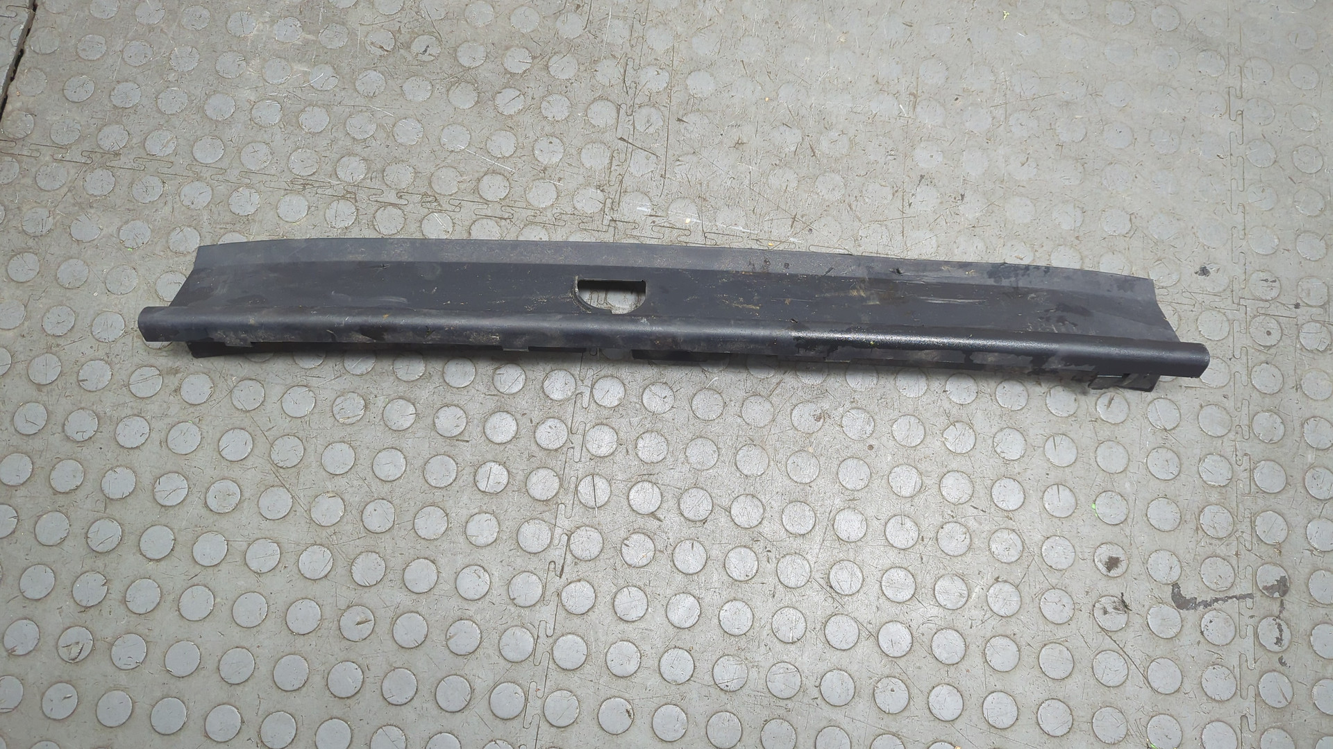 Кожух замка капота