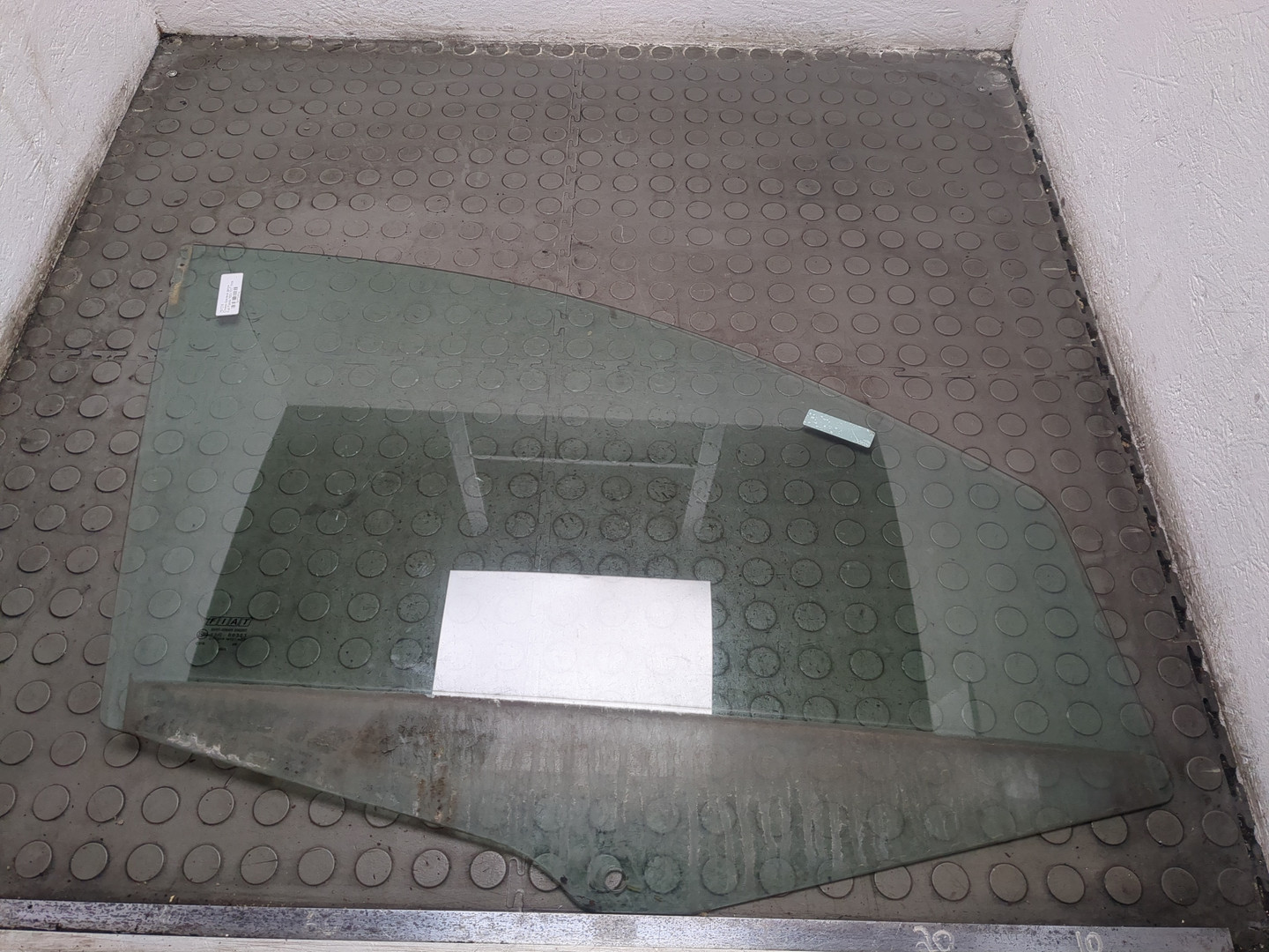 Стекло двери передней правой