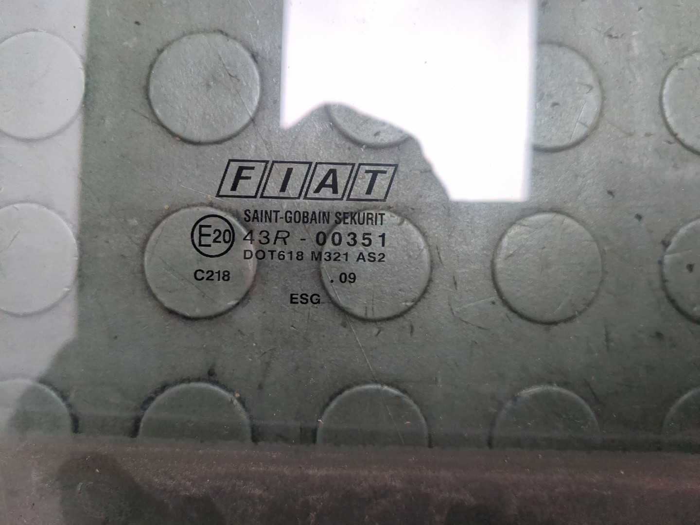 Стекло двери передней правой