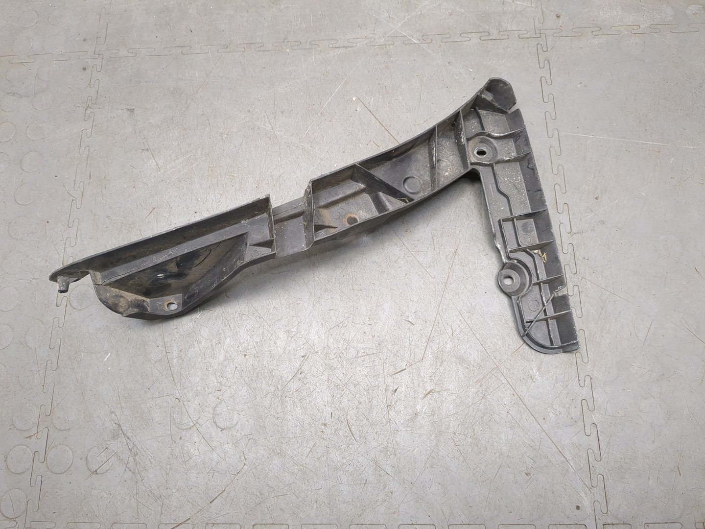 Кронштейн заднего бампера левый