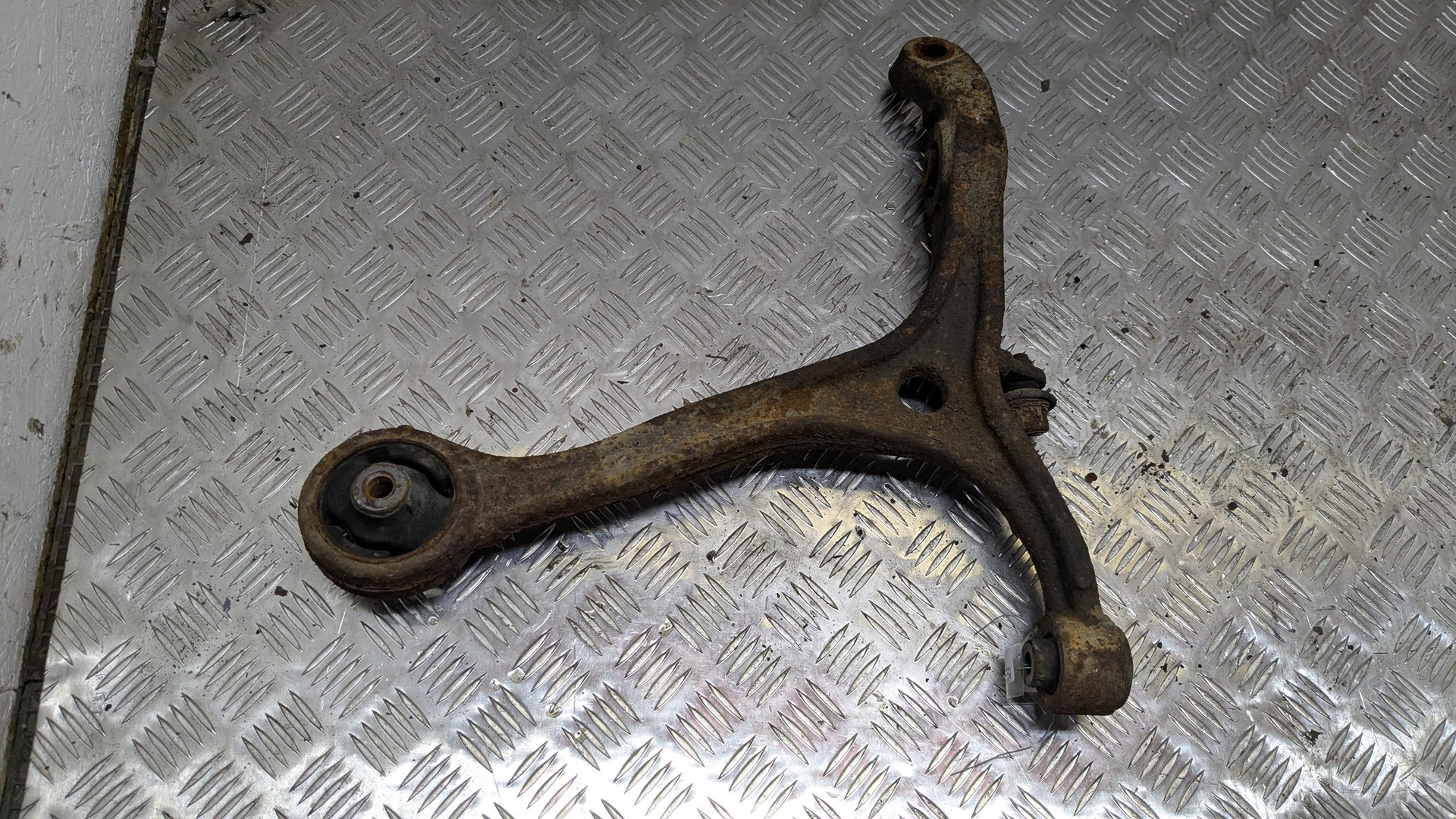 Рычаг передний левый