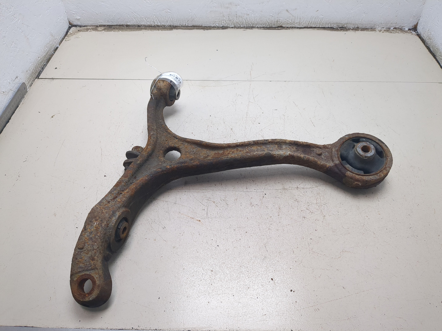 Рычаг передний левый