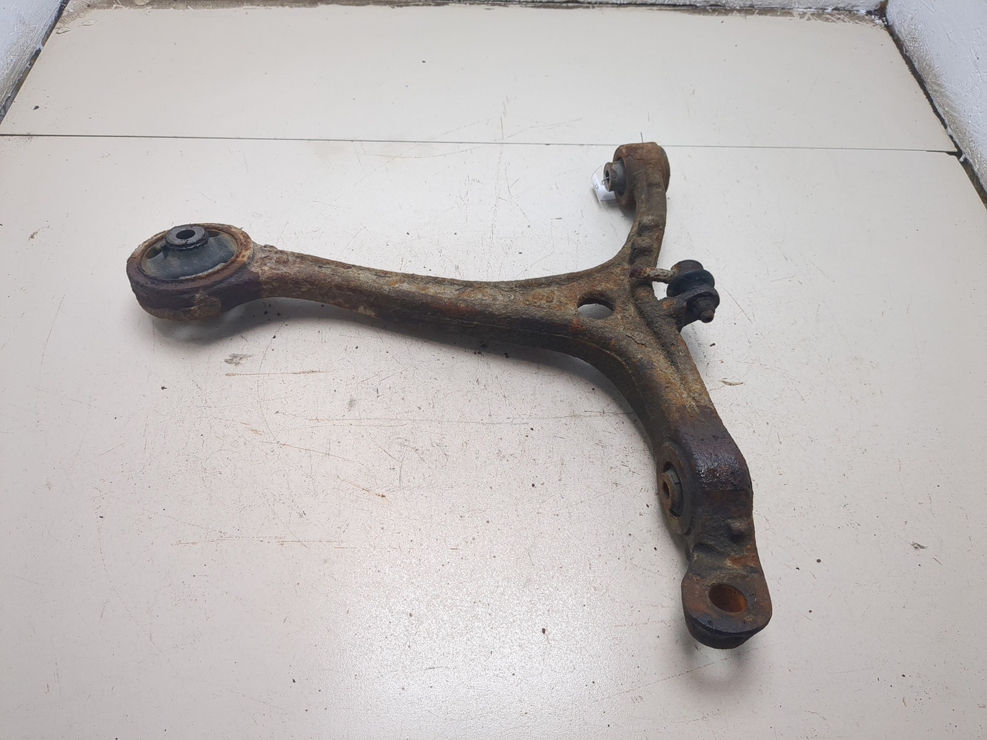 Рычаг передний левый