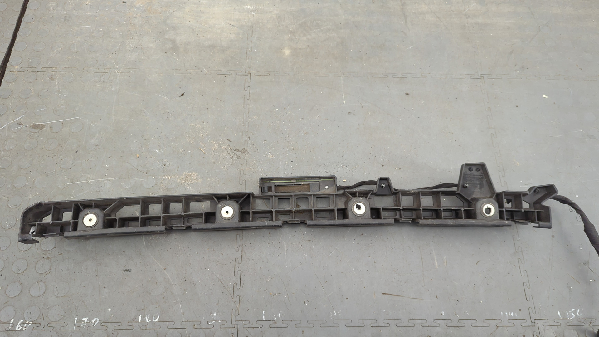 Кронштейн заднего бампера