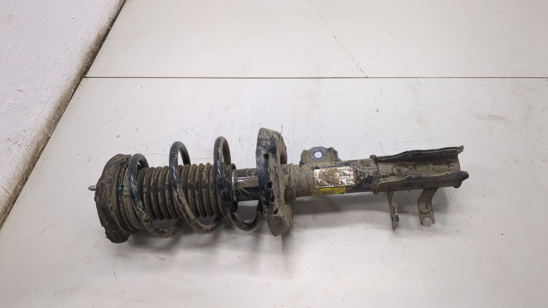 Амортизатор передний левый