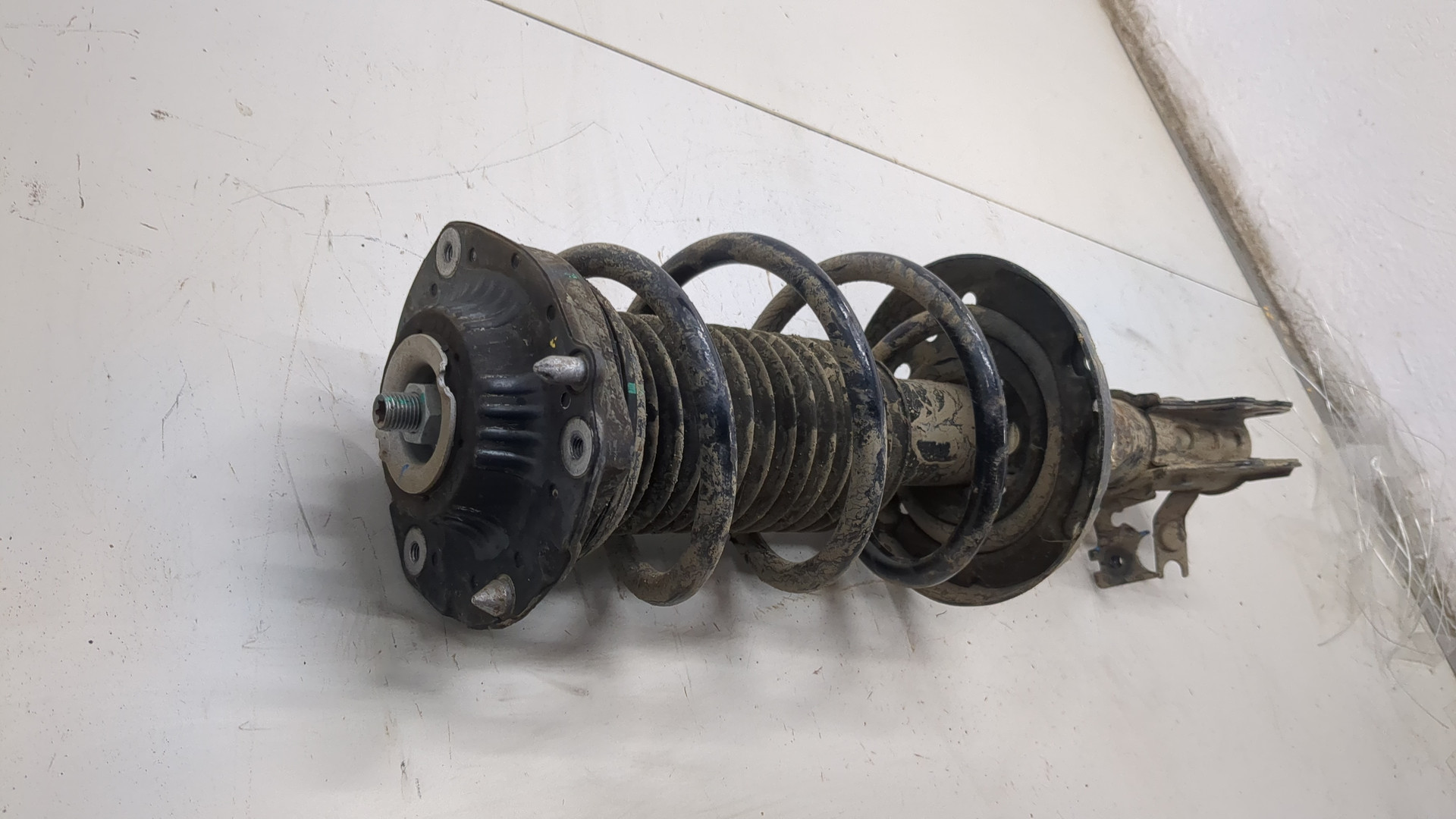 Амортизатор передний левый